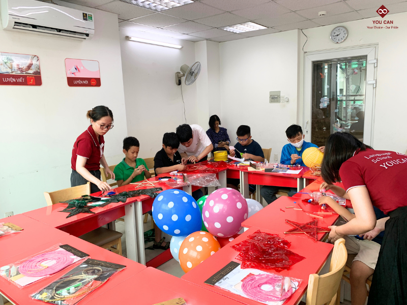 Hoạt động làm đèn lồng dịp trung thu do trung tâm tổ chức